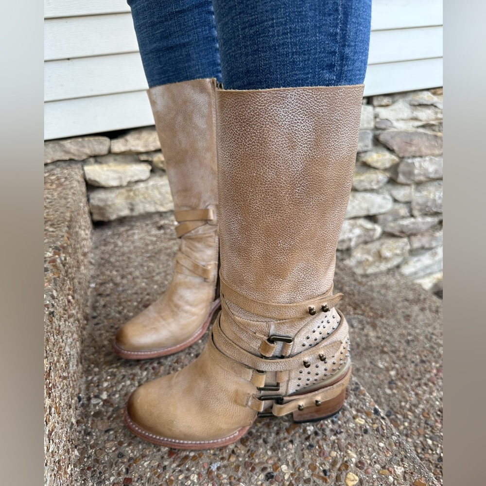 Freebird “Coy” taupe / size 8 boots